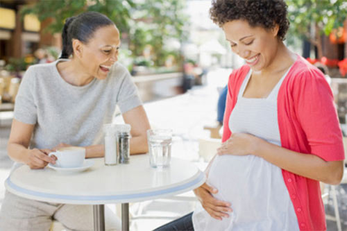 6. Suy nghĩ về bé. Mỗi buổi tối hoặc bất cứ khi nào rảnh rối trong ngày, bạn hãy nằm xuống, nhắm mắt lại và đặt hai tay lên bụng bầu, sau đó hít thở sâu và suy nghĩ về bé. Hãy hình dung ra nét mặt, cử chỉ, điệu cười của bé… Có thể bé sẽ cảm nhận được những điều này và việc làm này giúp gắn kết tình mẫu tử rất tốt.