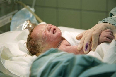 Dễ sinh sớm. Trẻ sinh mổ có thể gặp phải trường hợp chào đời sớm, đặc biệt trong những trường hợp xác định ngày dự sinh không chính xác, lúc này bé dễ gặp vấn đề về đường hô hấp, vàng da, mất nước, nhiễm trùng…