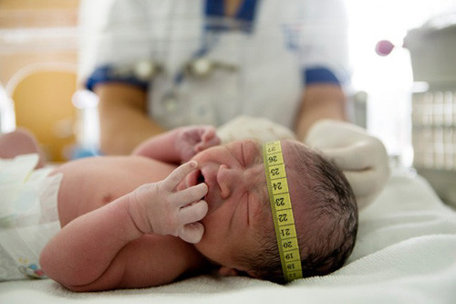 Hệ miễn dịch lâu hoàn chỉnh. Nếu trẻ sinh thường chỉ mất khoảng 10 ngày để hệ miễn dịch hoạt động tốt thì trẻ sinh mổ phải mất có thể tới 6 tháng mới hoàn thiện.