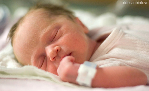 Khó bú mẹ. Theo khảo sát mới đây, trẻ sinh mổ thường sẽ chậm bắt nhịp với cuộc sống hơn trẻ sinh thường vì có thể bé cũng sẽ chịu ảnh hưởng của một số loại thuốc trong quá trình mổ đẻ. Thêm nữa, việc sinh mổ cũng khiến mối quan hệ tình cảm giữa mẹ và con có phần hạn chế khi bé bú gặp bất lợi vì bé sẽ khó bú mẹ hơn và thời gian phục hồi của mẹ lâu nên con không được chăm sóc chu đáo từ mẹ trong những ngày đầu.