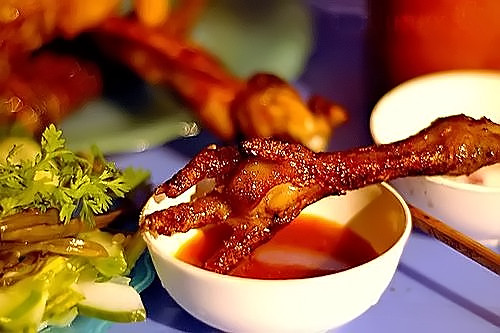 Phố Lý Văn Phúc thì luôn hấp dẫn với món chân gà nướng giòn rụn thơm lừng. Ảnh: diachianvat