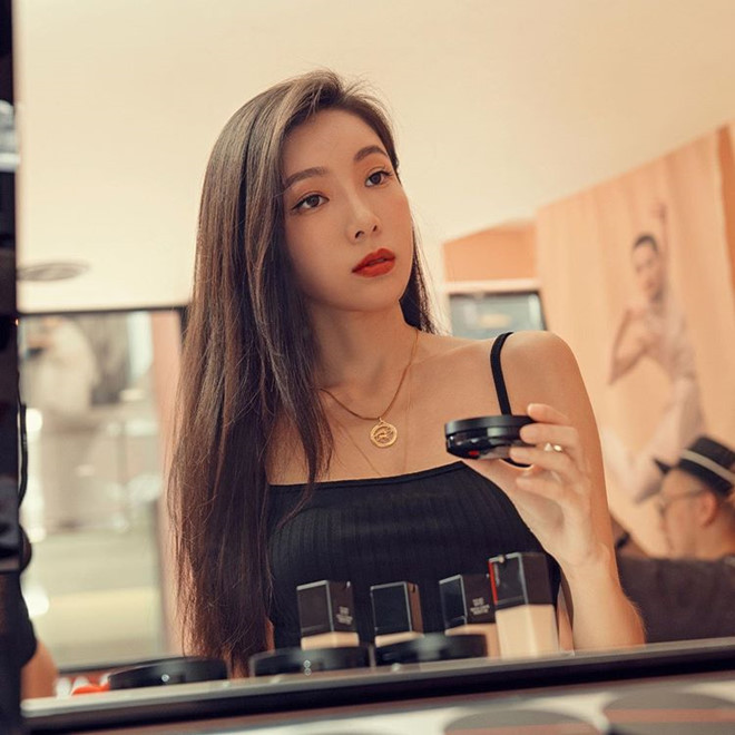 Bên cạnh đó, Debbie còn nhận nhiều hợp đồng quảng cáo từ các thương hiệu mỹ phẩm lớn. Cô cũng xuất hiện với vai trò khách mời trên nhiều chương trình truyền hình của Đài Loan.