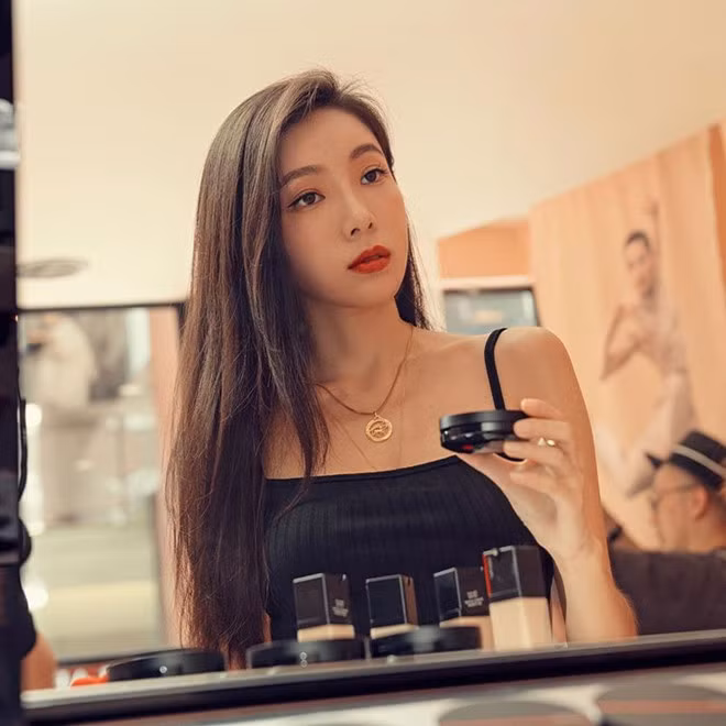 Bên cạnh đó, Debbie còn nhận nhiều hợp đồng quảng cáo từ các thương hiệu mỹ phẩm lớn. Cô cũng xuất hiện với vai trò khách mời trên nhiều chương trình truyền hình của Đài Loan.