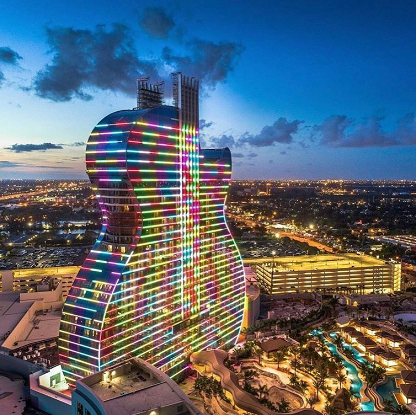 Hình dạng ấn tượng của khách sạn là điểm nhấn thú vị cho cảnh quan du lịch của Nam Florida và không có khách sạn nào giống như thế trên thế giới. Đặc biệt, vào ban đêm, cây đàn khổng lồ lung linh hơn với những chùm ánh sáng đầy màu sắc, càng tô thêm nét độc đáo riêng của tòa nhà. Ảnh: Rumoamiami