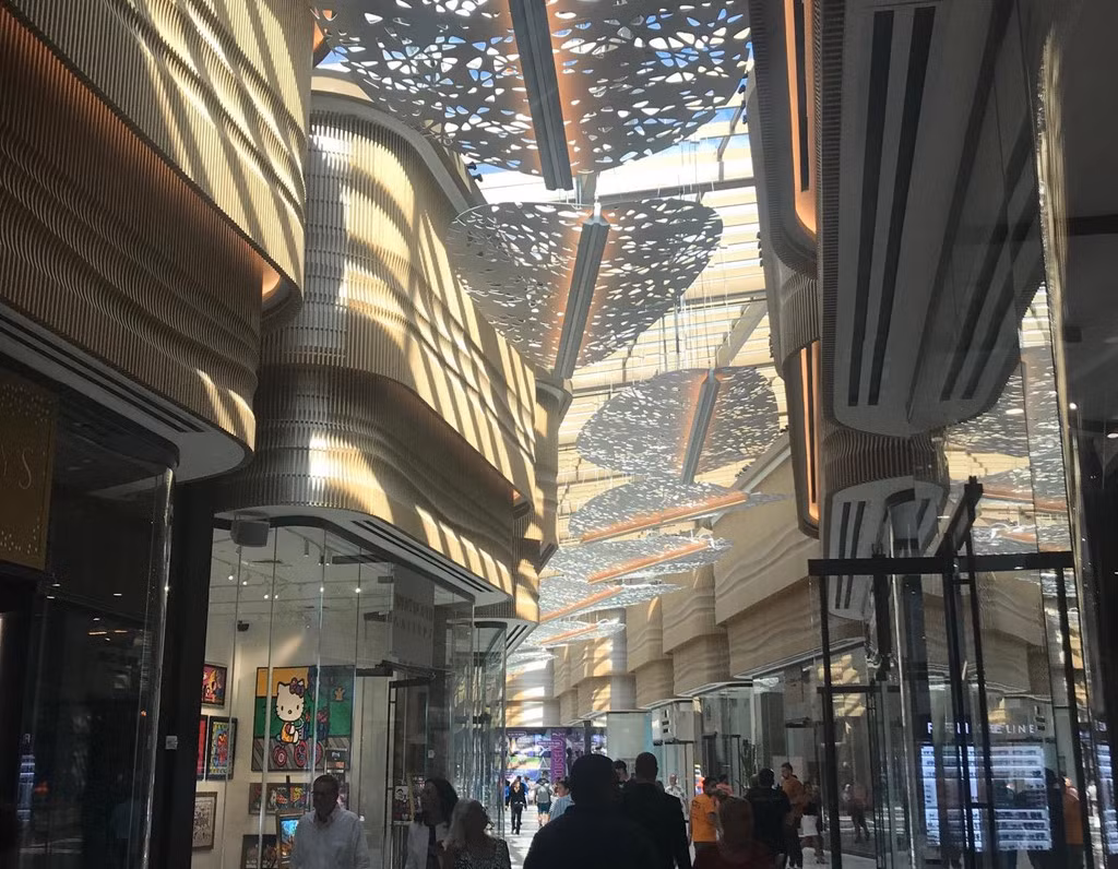 Khách sạn mới ở Hollywood có hơn 600 phòng, hồ bơi, đầm phá khổng lồ, các cửa hàng bán lẻ, nhà hàng và sòng bạc. Ảnh: Caitie Switalski