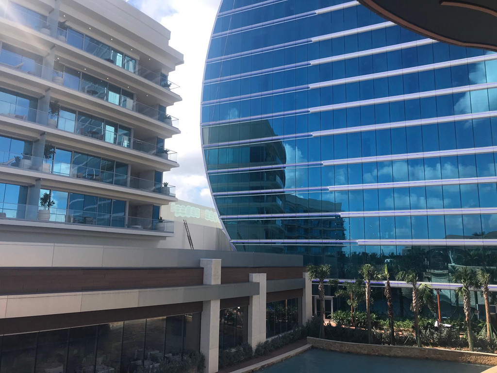 Jim Allen, CEO của Hard Rock International, cho biết đối với hình dạng đàn guitar, thiết kế chỉ có nghĩa chung chung và không nhất thiết là cây Gibson Les Paul nổi tiếng của Jimmy Page hay những nghệ sĩ khác. Ảnh: Caitie Switalski,Seminole Hard Rock Hotel &amp; Casino.