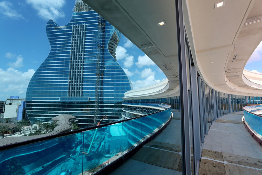 Trông như cây guitar rock 'n' roll mà Jimmy Page (tay guitar của ban nhạc rock huyền thoại nước Anh Led Zeppelin) đã chơi, nhưng đàn này cao 137 m và là một khách sạn độc đáo ở Mỹ. Ảnh: Sun Sentinel