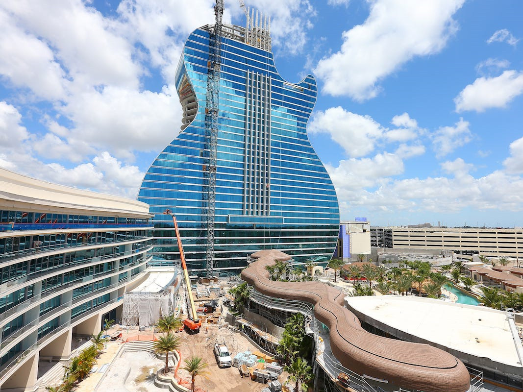 Khách sạn guitar Hard Rock khai trương vào ngày 24/10 trên vùng đất của bộ lạc Seminole ở Hollywood. Công trình là một phần của dự án Florida Hard Rock Hotels &amp; Casinos thuộc tập đoàn Hard Rock International, xây dựng ở tiểu bang Florida, Mỹ. Bộ lạc Seminole mong muốn khách sạn hình guitar trở thành điểm đến du lịch mới nhất của Nam Florida. Ảnh: Ralph Notaro.