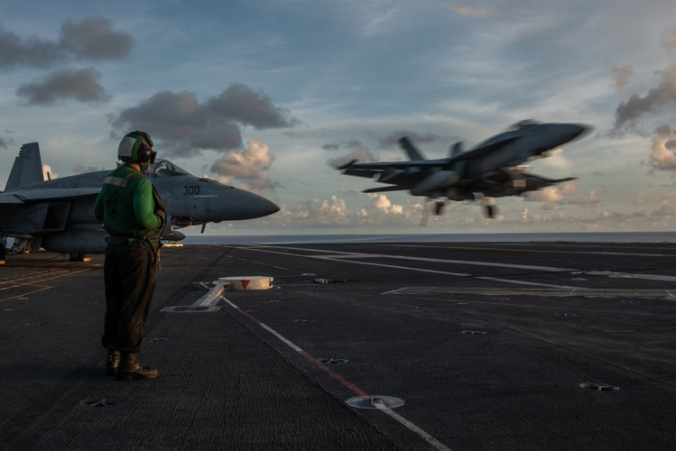 Trong khi đó, tàu sân bay USS Dwight D. Eisenhower đã ở trên biển trong hơn 169 ngày liên tục kể từ khi rời cảng ở Norfolk vào tháng 1. Các tàu chiến khác trong nhóm tấn công Ike cũng đã được triển khai trong ít nhất năm tháng.