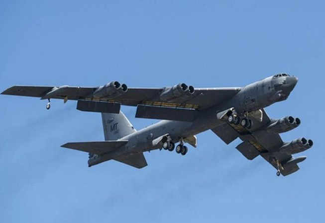 Trong một thông điệp khác gửi tới Trung Quốc, một máy bay ném bom B-52 từ bang Louisiana, Mỹ đã thực hiện một nhiệm vụ kéo dài 28 giờ để huấn luyện với các máy bay phản lực từ các hàng không mẫu hạm Reagan và Nimitz ở biển Đông, theo Không quân Mỹ.