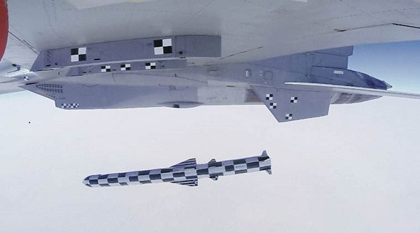 Để tăng cường hơn nữa vũ khí Nga, Ấn Độ đã ký hợp đồng với Nga trang bị một loạt các tàu khu trục tàng hình lớp Talwar. Trong lực lượng của mình, quân đội Ấn Độ có khoảng 5.000 xe tăng và xe bọc thép chiến đấu là sản phẩm của Liên Xô/Nga, trong đó có số lượng lớn các tăng T-72 và T-55.