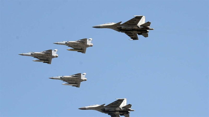 Trang bị có nguồn gốc Nga mang ý nghĩa chiến lược với Ấn Độ là tàu sân bay Vikramaditya. Về lược lượng tàu ngầm, trong biên chế Hải quân Ấn Độ hiện có khoảng 15 tàu ngầm đang hoạt động, trong đó 11 chiếc nguyên thủy của Liên xô/Nga, chiếc tàu ngầm hiện đại nhất thuộc lớp Akula chạy năng lượng hạt nhân thuê từ Nga.