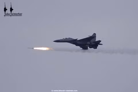 Hiện lực lượng Không quân của Ấn Độ chủ yếu dựa vào chiến đấu cơ Su-30 và MiG-29 do Nga sản xuất. Chiến đấu cơ mạnh nhất của Ấn Độ hiện nay có nguồn gốc từ Nga là loại chiến đấu cơ đa năng Sukhoi Su-30MKI. Có khoảng gần 300 chiếc tính đến năm 2019.