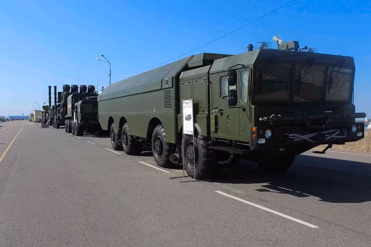 Ngoài ra, tổ hợp còn được trang bị 1 đến 2 xe điều khiển K-380P MBU trọng tải 25 tấn (trên khung xe MZKT-65273), có khả năng chuẩn bị chiến đấu chỉ trong vòng 3 đến 4 phút; 1 xe đảm bảo sẵn sàng chiến đấu MOBD.