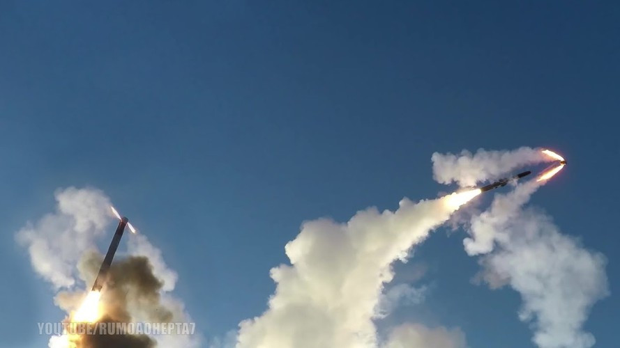 “Nguồn tin nói thêm, hệ thống Bastion-P có khả năng bảo vệ bờ biển dài hơn 600 km khỏi lực lượng tấn công của kẻ thù tiềm năng, do tổ hợp này được triển khai tại các cơ sở quân sự chỉ trong 5 phút", Al Masdar News đưa tin.