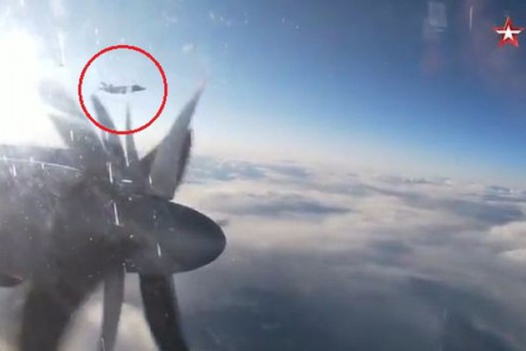 Chiến đấu cơ F-16 Na Uy và tiêm kích tàng hình F-35 Italy đồn trú trên đảo Iceland đã triển khai theo dõi biên đội Nga trong một số chặng bay.