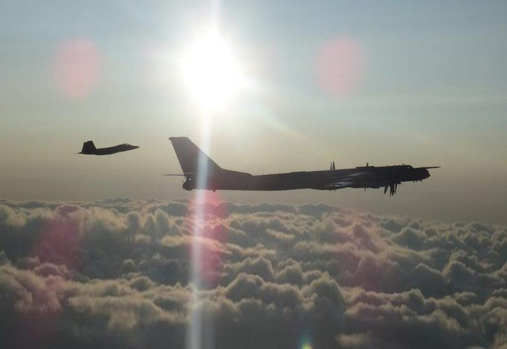 Mỗi máy bay Tu-142MK/MZ có bán kính chiến đấu 6.500 km, mang được tối đa 9 tấn vũ khí trang bị gồm phao thủy âm, thủy lôi, ngư lôi và tên lửa hành trình diệt hạm Kh-35.