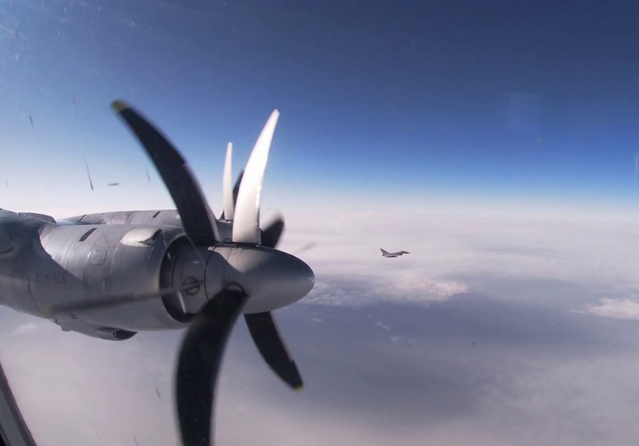 "Biên đội Tu-142 được tiêm kích hạng nặng MiG-31 hộ tống nhằm thực hành nội dung hiệp đồng chiến đấu, cũng như định vị trên địa hình không có điểm mốc và radar dẫn đường", thông cáo có đoạn viết.