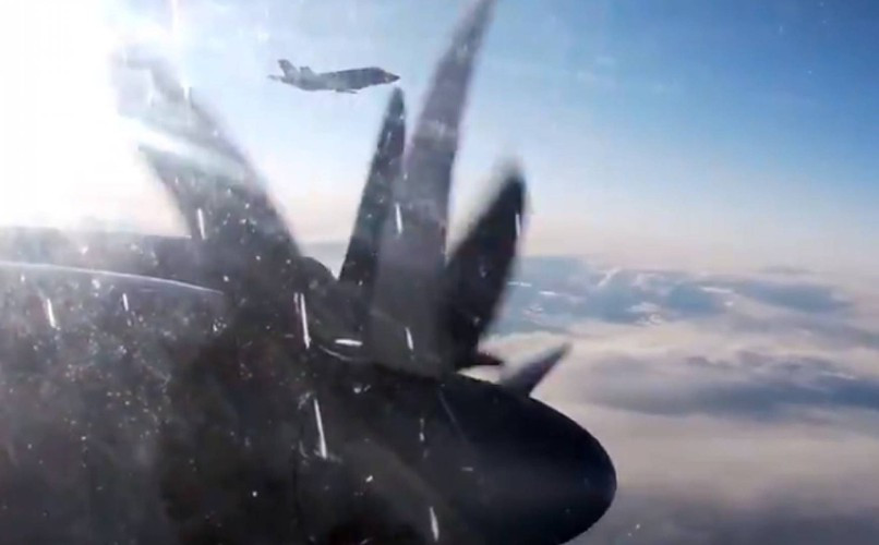 Tu-142 là dòng máy bay săn ngầm và tuần thám biển tầm xa ra đời từ thời Liên Xô, dựa trên nền tảng oanh tạc cơ chiến lược Tu-95.