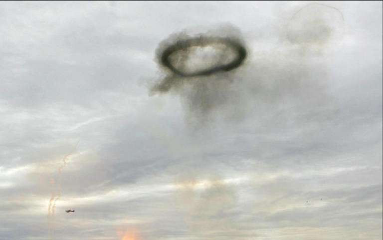 Tuy nhiên, một giả thuyết khác suy đoán những vòng tròn đen đó có thể do những đàn chim tạo thành hoặc kết quả từ một vụ bắn pháo hoa.