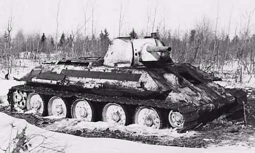 Năm 1940, giới chức trách Liên Xô bắt đầu cho sản xuất mẫu xe tăng T-34 sau khi hai mẫu thử nghiệm với tên gọi A-34 do kỹ sư Mikhail Koshkin dành nhiều năm nghiên cứu, phát triển đạt được hiệu quả ấn tượng trong cuộc thử nghiệm.