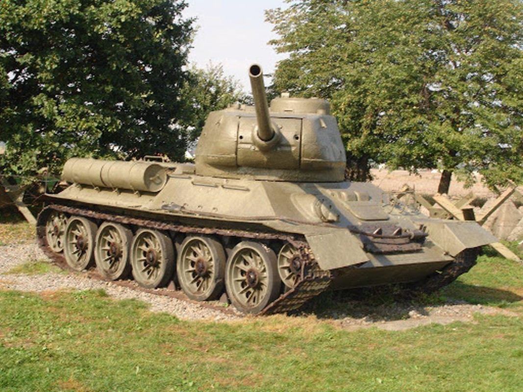 Năm 1944, Hồng quân Liên Xô chính thức đưa vào vận hành biến thể T-34-85 hiện đại với hỏa lực mạnh hơn trước. Hàng ngục ngàn xe tăng T-34 đã được Liên Xô triển khai trên chiến trường Thế chiến 2, góp phần quan trọng trong việc đánh bật quân Đức ra khỏi lãnh thổ nước này.