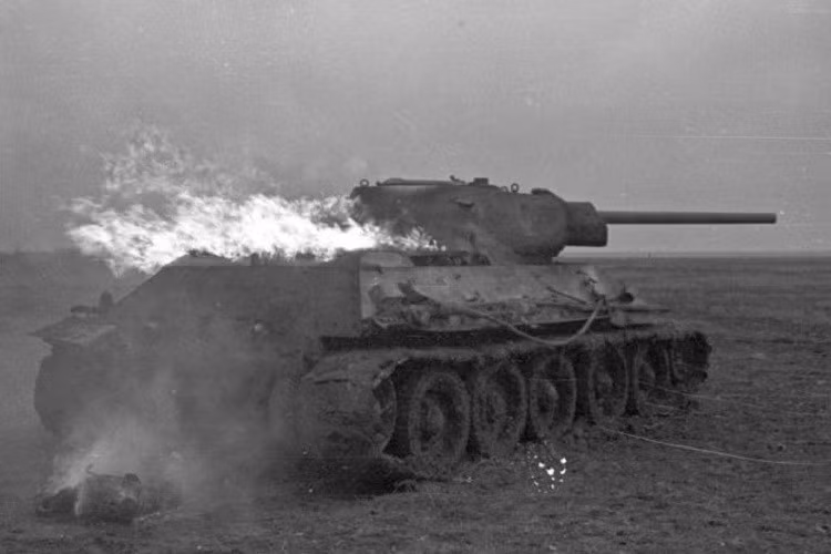 Vào năm 1942, Đức quốc xã tung ra nhiều loại xe tăng hạng nặng, trong đó có thiết giáp Panzer IV. Panzer IV là mẫu xe tăng hiện đại nhất được Hitler đặt nhiều kỳ vọng sẽ giúp quân Đức chiếm được ưu thế trên chiến trường trước quân Đồng minh.