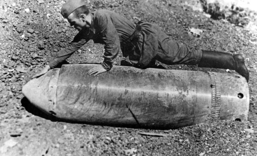 Một binh sĩ Liên Xô kiểm tra quả bom "khủng" chưa phát nổ của Đức được thả xuống Stalingrad.