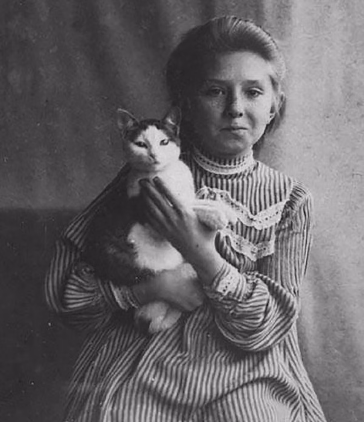 Cháu gái của một nhiếp ảnh gia ôm mèo cưng vào lòng và chụp ảnh. Bức ảnh được chụp vào những năm 1890.