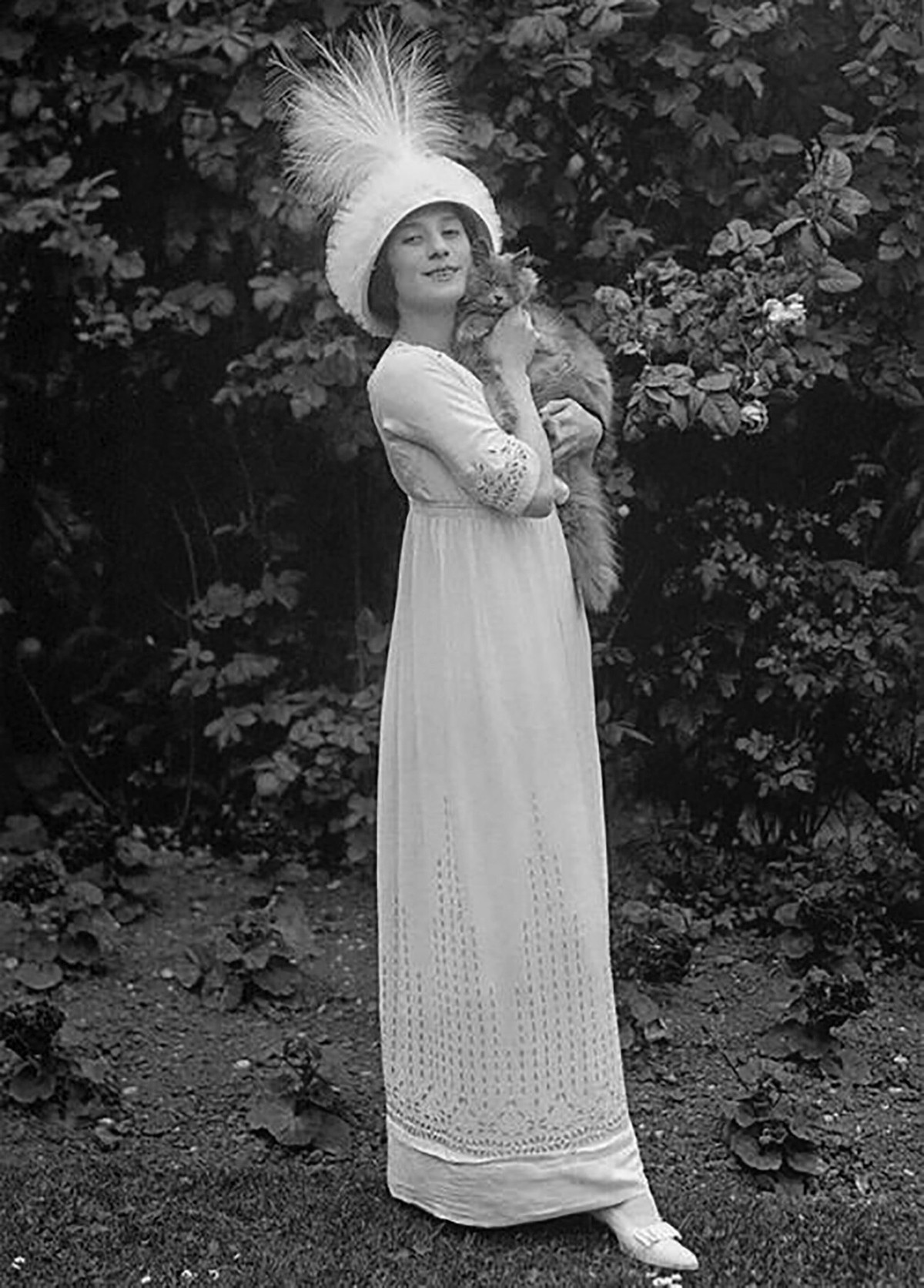 Nghệ sĩ ballet Anna Pavlova thích thú chụp ảnh với mèo cưng năm 1911.