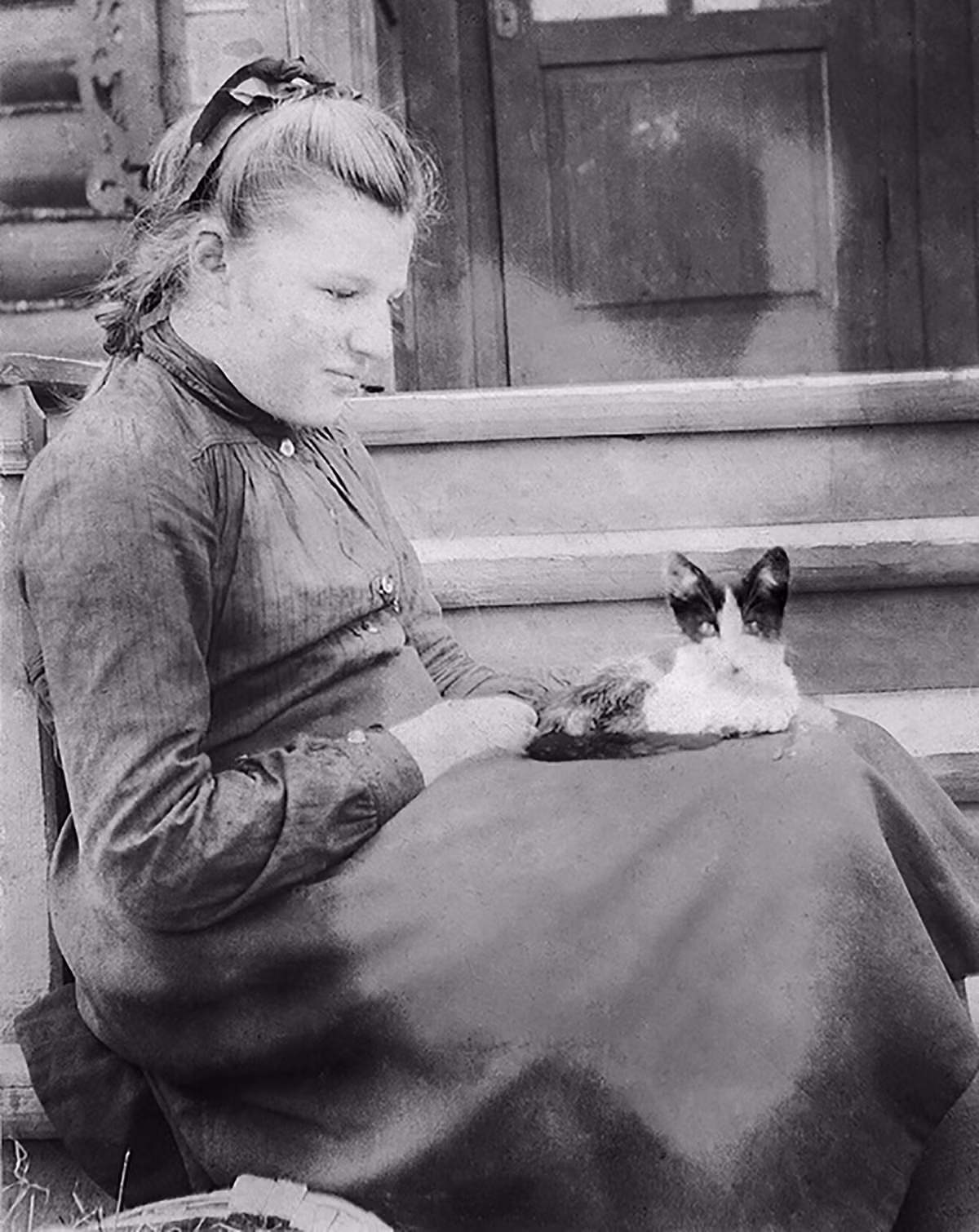 Tatiana Polenova, con gái út của nhà địa chất Boris Polenov, dành tình yêu lớn cho con mèo dễ thương. Bức ảnh chụp tại Kostroma năm 1903.