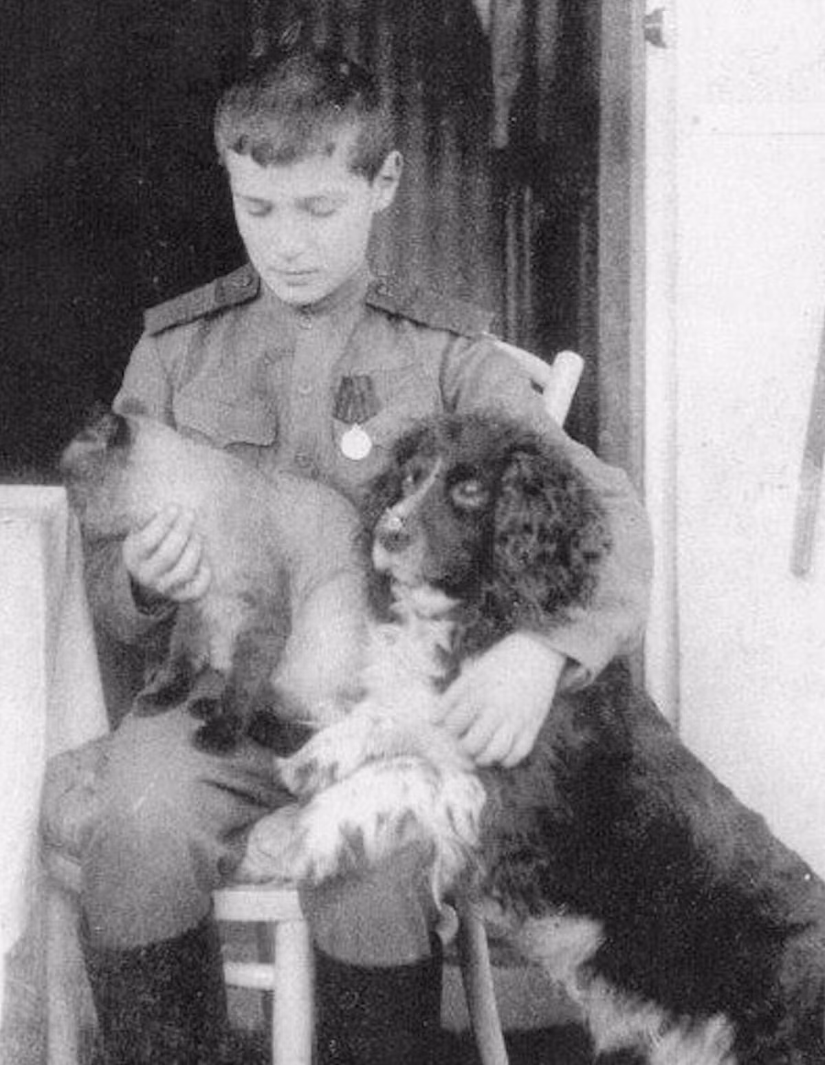 Thái tử Alexei - con trai của Sa hoàng Nga Nicholas II - cũng rất yêu động vật. Vị thái tử này chơi đùa cùng mèo cưng Kotka và chú chó săn năm 1915.