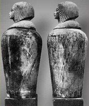 Các nhà khảo cổ phát hiện 4 chiếc bình bằng gỗ, một điện thờ bằng gỗ mạ vàng, ấn triện, một chiếc bình sứ, một đầu ngỗng bạc, hai viên gạch đất sét. Họ dành nhiều sự chú ý đến cỗ quan tài. Bên trong quan tài có chứa một xác ướp.