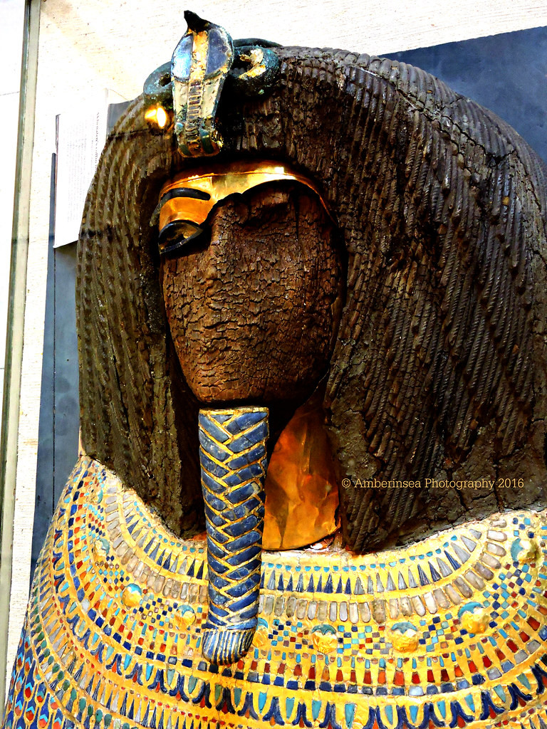 Từ những hiện vật phát hiện, các chuyên gia bắt tay vào nghiên cứu nhằm giải mã danh tính chủ nhân lăng mộ. Ban đầu, họ suy đoán xác ướp thuộc về nữ hoàng Kiya - vợ của pharaoh Akhenaten.