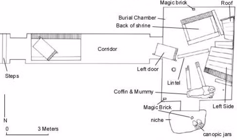 Nhiều khu vực bên trong lăng mộ KV55 bị hư hại khá nghiêm trọng, bao dồm có phần lối vào và cầu thang.