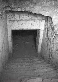 Theo quan sát và đo đạc của các chuyên gia, lăng mộ KV55 có kích thước khá nhỏ và cấu trúc đơn giản. Dường như lăng mộ được xây dựng khá vội vàng và xác ướp được chuyển từ nơi khác tới lăng mộ cổ xưa này.