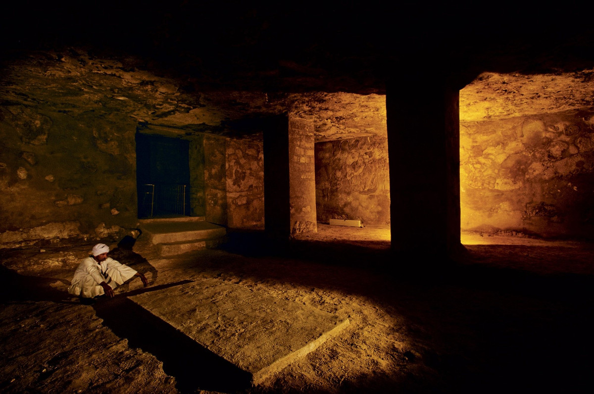 Đến tháng 2/2010, các nhà khoa học tiến hành kiểm tra tỉ mỉ xác ướp tìm thấy trong lăng mộ KV55 bằng những kỹ thuật hiện đại. Nhờ đó, họ xác định hài cốt thuộc về một nam giới, qua đời khi khoảng 35 tuổi.