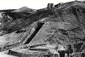 Năm 1907, lăng mộ KV55 bí ẩn được các nhà khảo cổ phát hiện tại Thung lũng các vị vua của Ai Cập. Đây là nơi chôn cất của nhiều pharaoh Ai Cập và các thành viên hoàng tộc trong nhiều thế kỷ.