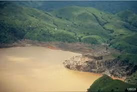 Các chuyên gia cho hay bên dưới đáy hồ chứa lượng khí CO2 khổng lồ. Điều này là do hồ Nyos được hình thành trên "đường núi lửa Cameroon". Con đường này được tạo thành từ một chuỗi núi lửa, kéo dài khoảng 1.600 km, trải dọc theo khu vực biên giới phía đông Nigeria và vùng Ambazonie của Cameroon.