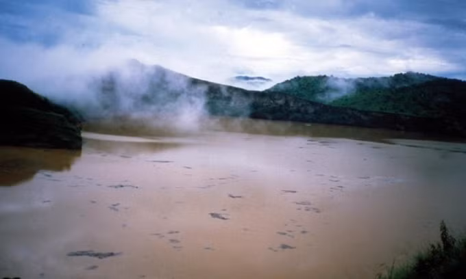 Khi ngắm nhìn hồ Nyos ở Cameroon, nhiều người ấn tượng trước vẻ đẹp bình yên, thơ mộng mà "mẹ thiên nhiên" ban tặng cho nơi này. Thế nhưng, đằng sau đó là một sự thật đáng sợ về hồ nước này.