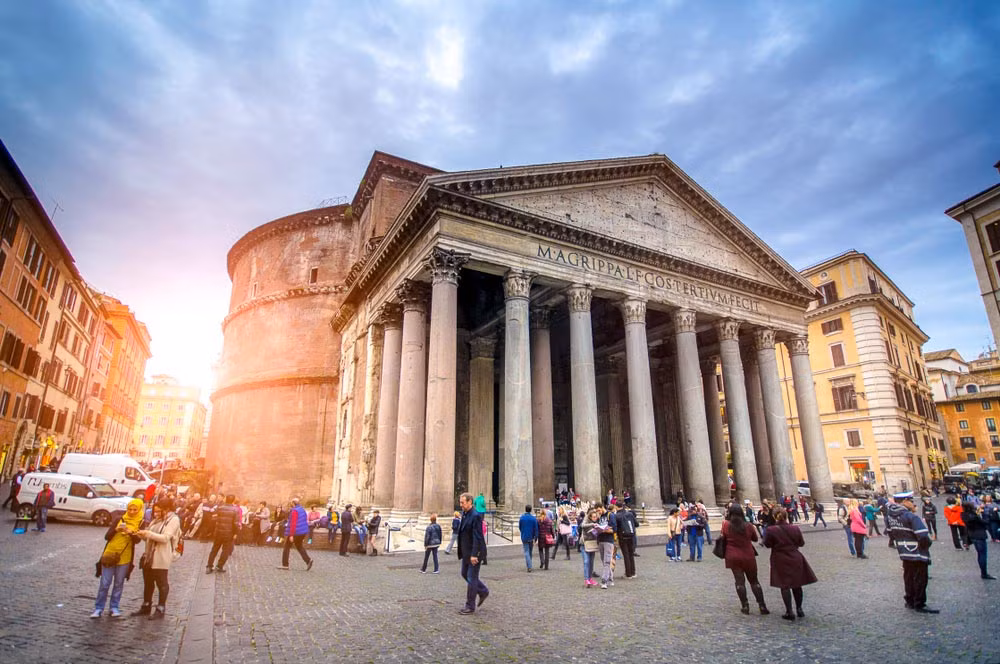 Người La Mã cổ đại được biết đến là những kiến trúc sư đại tài khi xây dựng nên những công trình kỳ vĩ. Dù đã gần 2.000 năm tuổi nhưng nhiều kiến trúc La Mã như đền Pantheon ở Rome vẫn còn khá nguyên vẹn.