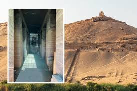 Theo các chuyên gia, ngôi mộ có niên đại khoảng 3.800 tuổi. Công trình được xây dựng dưới triều đại thứ 12 của Ai Cập cổ đại.