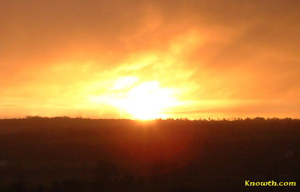 Trong khi danh tính thống đốc còn lại được xác định là Heqaib III - căn cứ vào dòng chữ cổ tìm thấy tại lăng và ghi chép lịch sử để lại. Hai thống đốc trên từng phụ trách thị trấn Elephantine gần đó nhưng ở những thời điểm khác nhau.