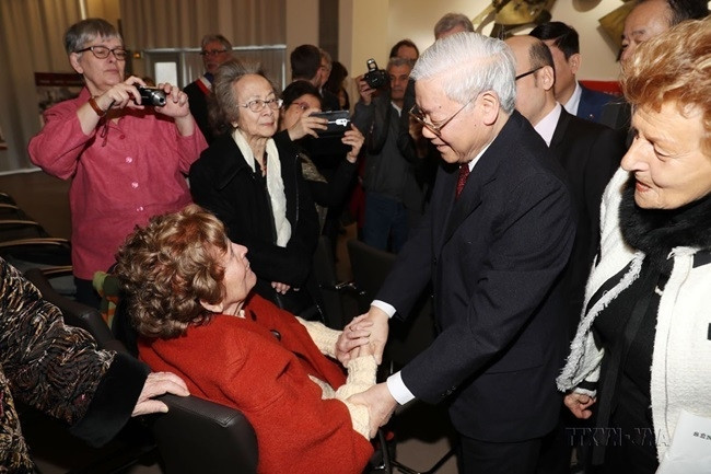 Tổng Bí thư Nguyễn Phú Trọng gặp bà Raymonde Dien - đảng viên Đảng Cộng sản Pháp tại Tòa thị chính Choisy Le Roi nhân chuyến thăm chính thức Cộng hòa Pháp. Bức ảnh chụp ngày 26/3/2018. Ảnh: Trí Dũng/TTXVN.