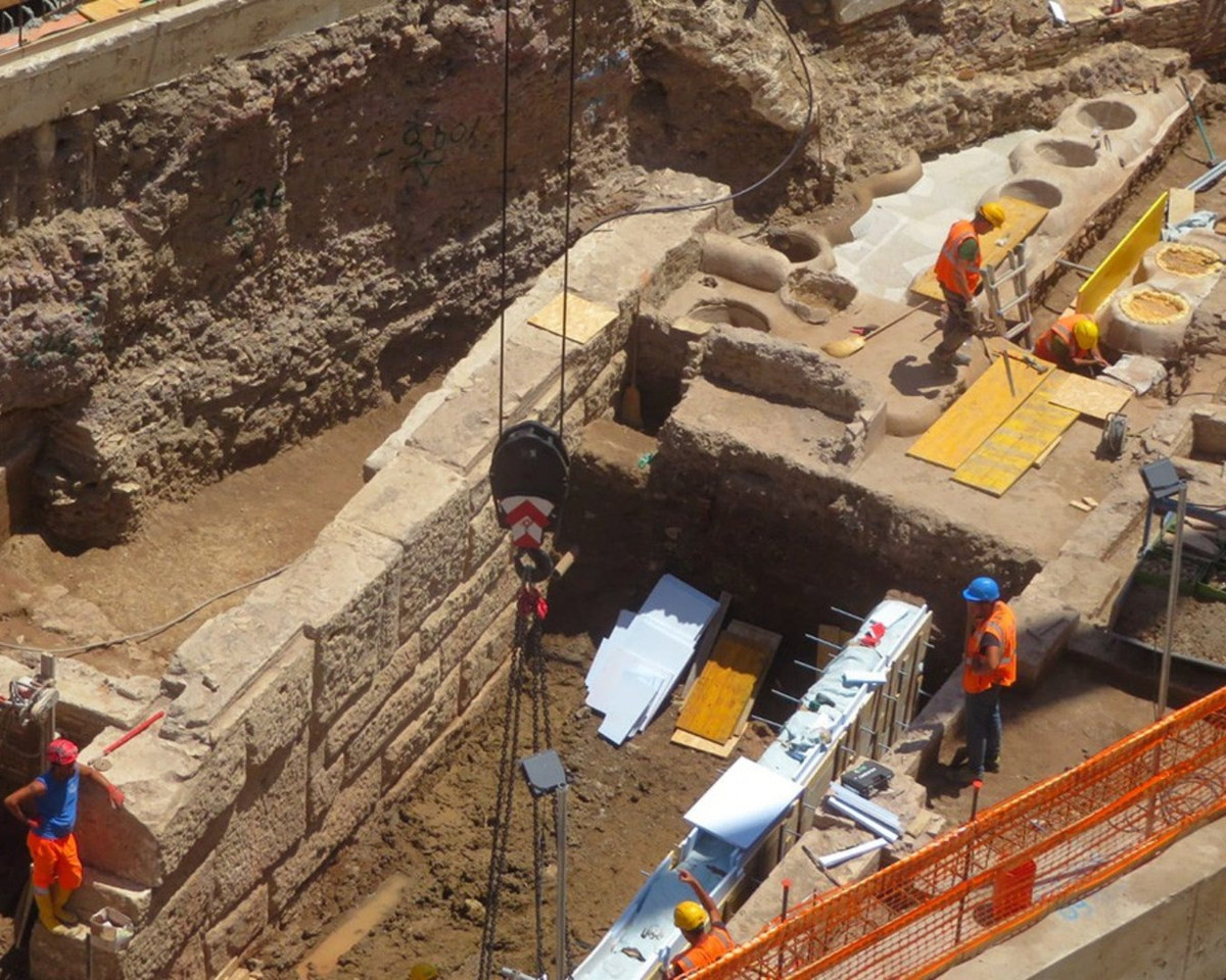 Vào thời điểm đó, người Do Thái và người Hy Lạp ở Alexandria đang trong "cuộc khủng hoảng về tôn giáo". Hoàng đế Caligula đã bác bỏ yêu cầu của người Do Thái về quyền tự chủ tôn giáo trong khi ủng hộ người Hy Lạp.