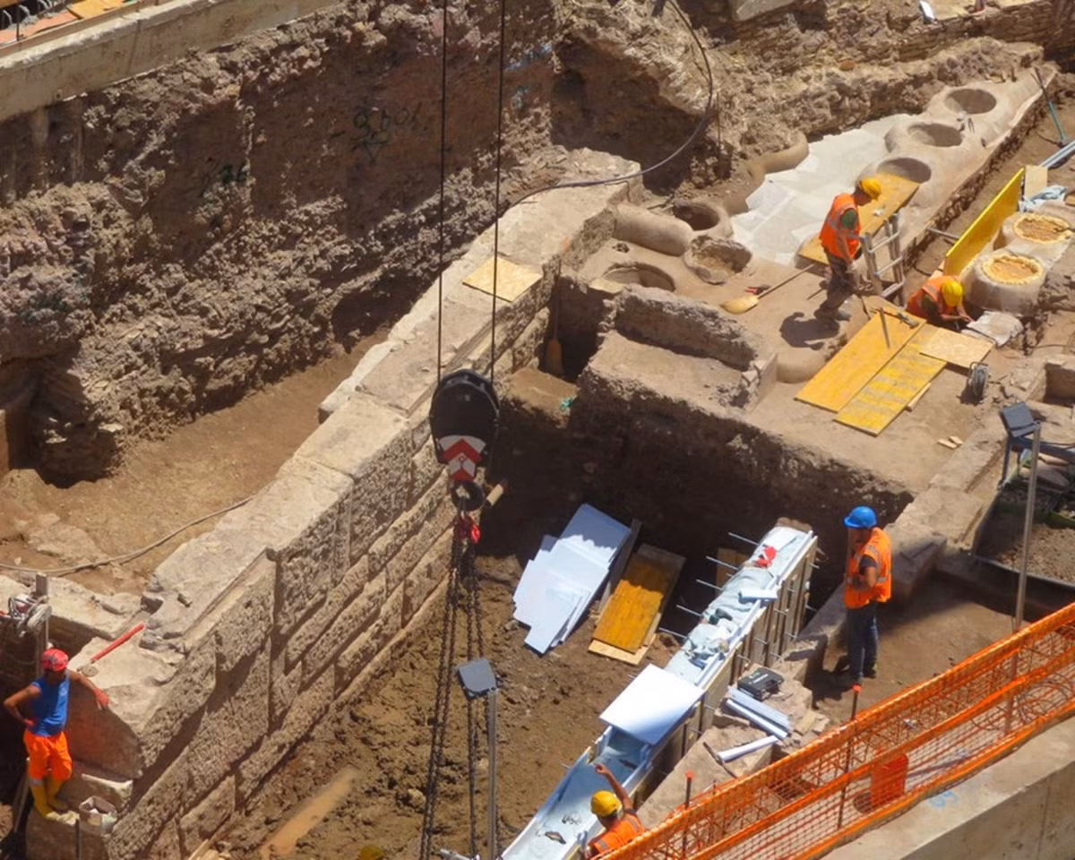 Vào thời điểm đó, người Do Thái và người Hy Lạp ở Alexandria đang trong "cuộc khủng hoảng về tôn giáo". Hoàng đế Caligula đã bác bỏ yêu cầu của người Do Thái về quyền tự chủ tôn giáo trong khi ủng hộ người Hy Lạp.