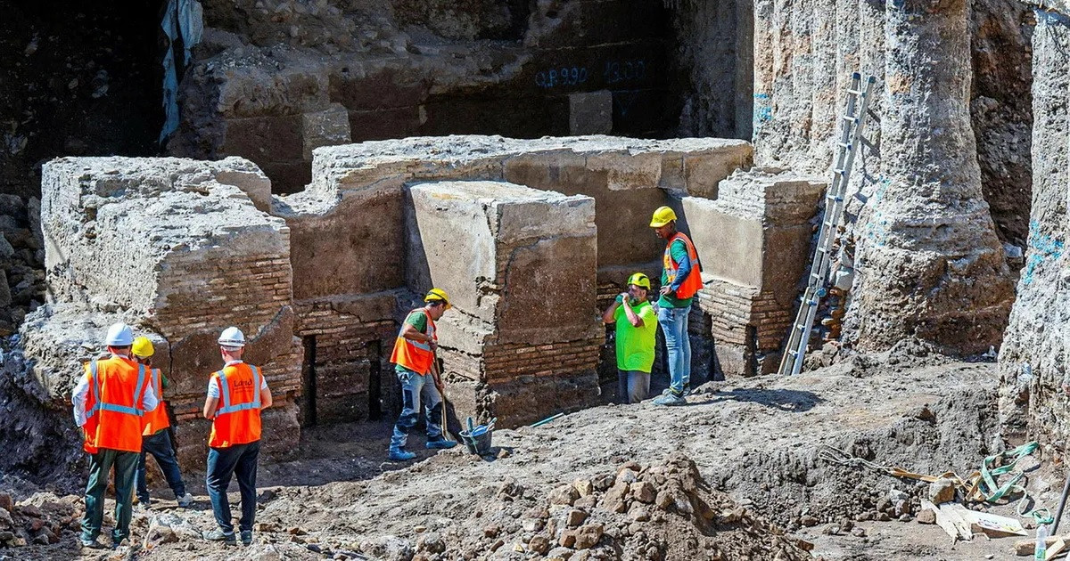 Caligula được biết đến là hoàng đế hung bạo, tàn ác, ăn chơi trác táng. Ông lên ngôi năm 37 sau Công nguyên và bị ám sát vào năm 42 sau Công nguyên.