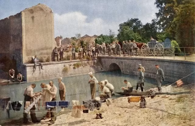 Những người lính giặt giũ, phơi quần áo tại một địa điểm ở Pháp trong Thế chiến 1 (1914 - 1918).