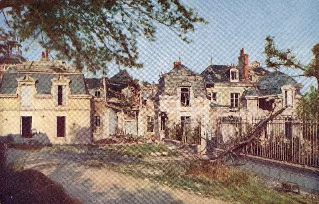 Lâu đài Château de Brimont ở Pháp trúng bom đạn nên bị hư hại khá nhiều.