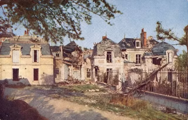 Lâu đài Château de Brimont ở Pháp trúng bom đạn nên bị hư hại khá nhiều.